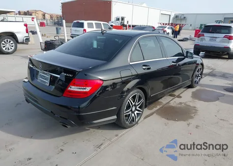 2013 Mercedes-Benz C 300 Sport 4Matic z USA, uszkodzony, nr VIN WDDGF8AB5DA836565